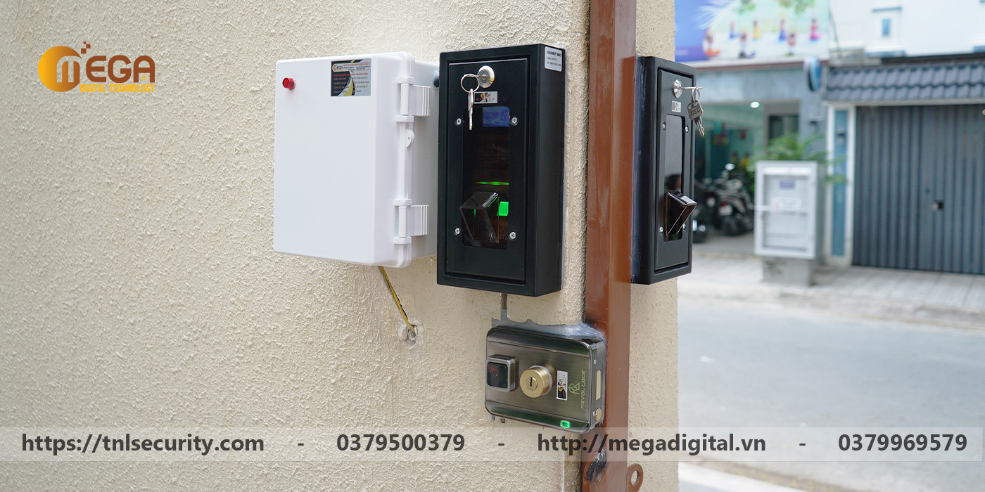 Quy-trinh-khoa-dien-tu-ket-hop-hai-dau-doc-van-tay-cho-cua-mot-canh-tai-Quan-9